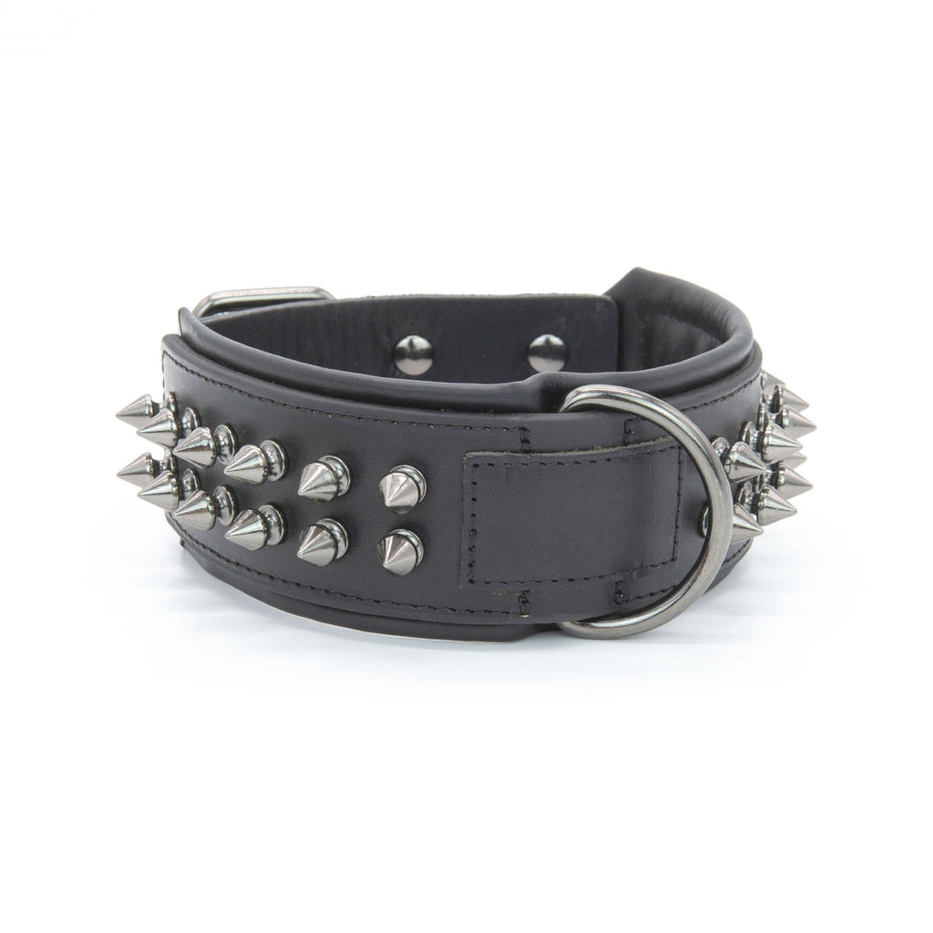 Leather collar detail