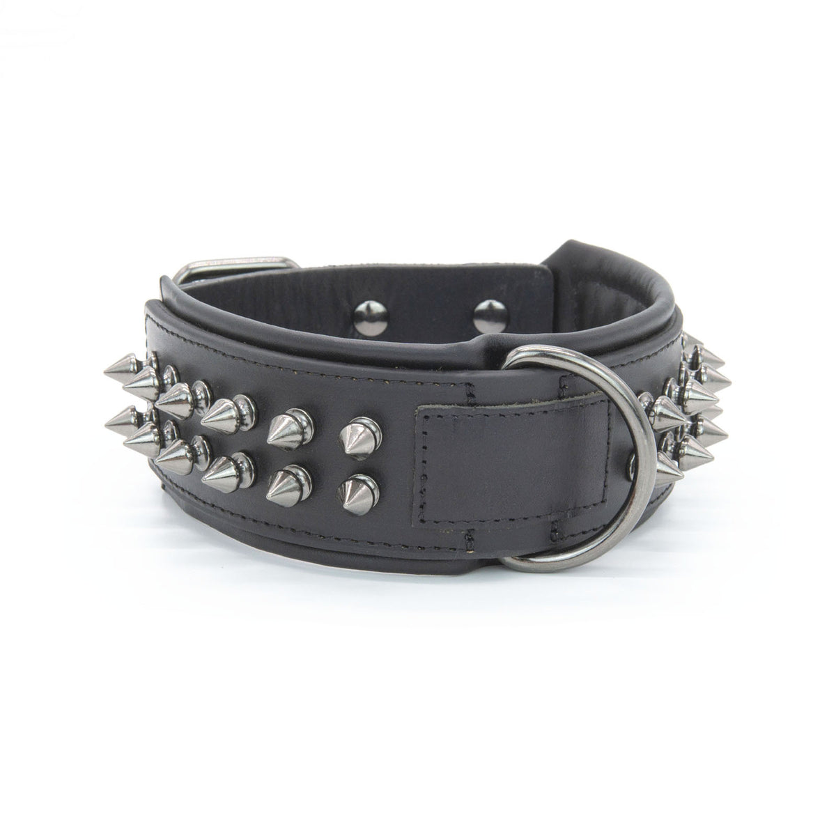 Leather collar detail