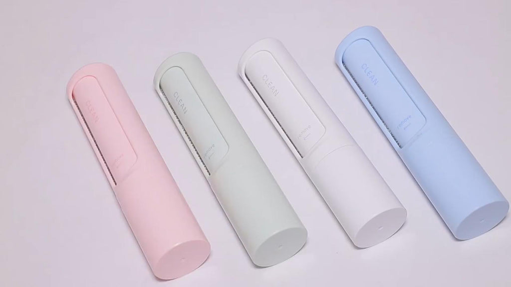 Self-cleaning lint roller for pet fur