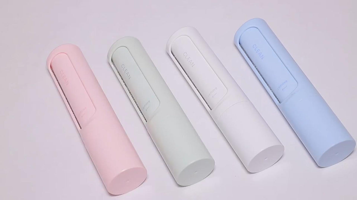 Self-cleaning lint roller for pet fur